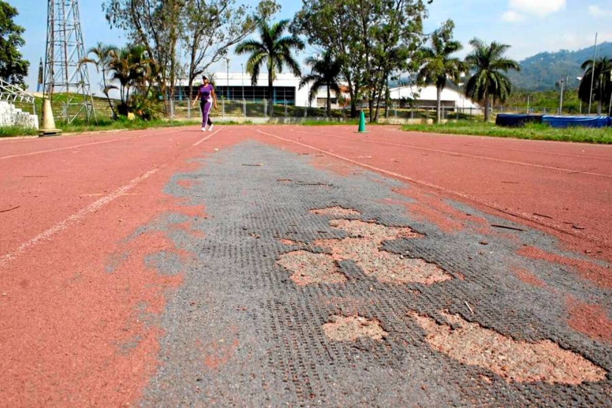 La pista de atletismo hay que cambiarla toda, pues así se encuentra, y según dice el presidente de la Liga Santandereana de Atletismo, hace años que cumplió con su vida útil. (Foto: Nelson Díaz / VANGUARDIA LIBERAL)