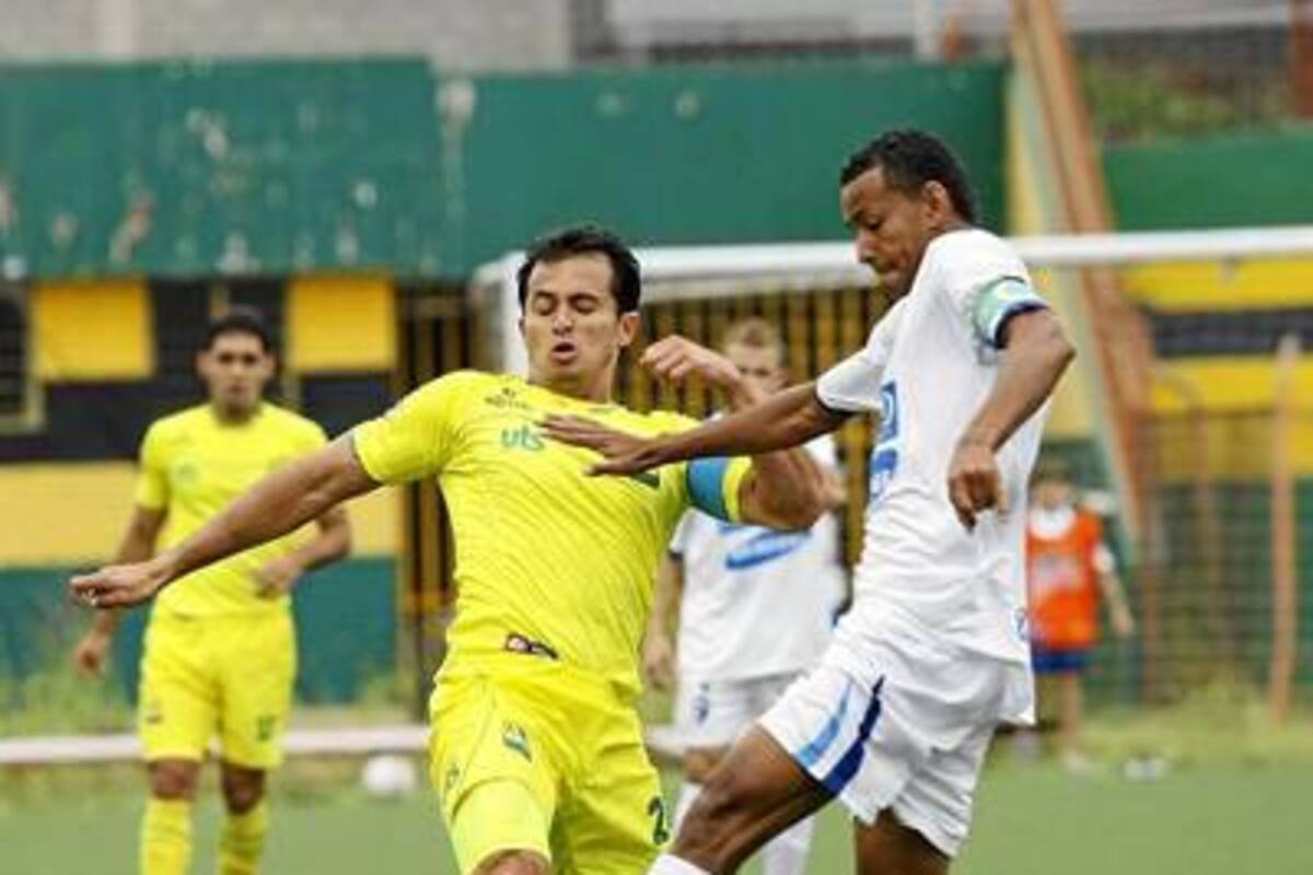 Por tercera vez en el año, Real Santander y Bucaramanga se verán las caras. El primer duelo terminó empatado 1 – 1 por Torneo Postobón y el segundo finalizó 2 – 1 a favor de los ‘amarillos’ por Copa Postobón. (Foto: Archivo / VANGUARDIA LIBERAL)