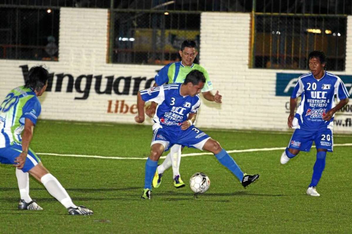 Disfarma derrotó 2 – 0 a su similar de UCC – Restrepo & Restrepo – Mansión del Fraile, y lo eliminó del Torneo de la Cancha Marte, y lo dejó al borde del ‘descenso’ o de perder la casilla para la edición XXXI de este tradicional certamen. (Foto: Nelson Díaz / VANGUARDIA LIBERAL)