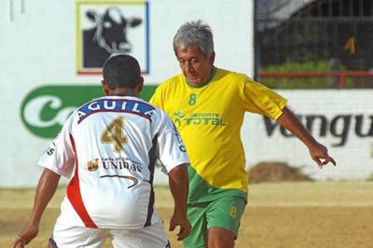 El año pasado fue la última edición del Día de Fútbol Santandereano que se disputó en la polvorienta cancha Marte, este año, el remodelado escenario ofrecerá su nuevo ‘tapete’ sintético para ver buen fútbol con las grandes glorias del deporte rey de Santander. (Foto: Archivo / VANGUARDIA LIBERAL)