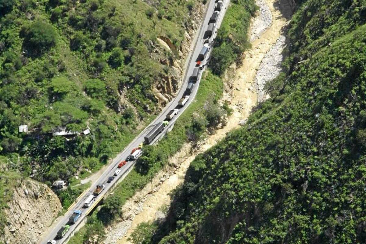 El cierre de la vía Bogotá-Honda ha incrementado el tráfico de carga de la vía Bucaramanga-Bogotá en 70%. (Foto: Archivo/VANGUARDIA LIBERAL )