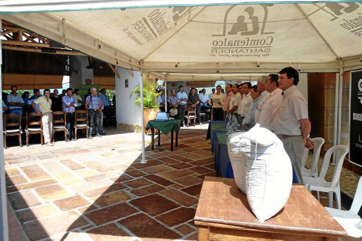 La entrega se realizo en las instalaciones del Mesón de Cuchicute en San Gil, con la presencia de directivas de Corpoica a nivel nacional, un delegado del Ministerio de Agricultura, la alcaldía de San Gil, funcionarios de las secretarias de agricultura de la Provincia y los pequeños productores. (Foto: Nancy Acuña R./VANGUARDIA LIBERAL)