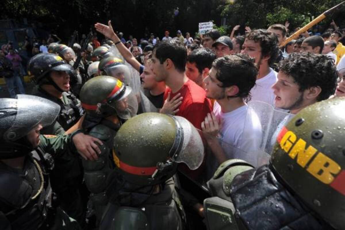 Mientras la oposición expresó su protesta, los grupos oficialistas permanecieron durante buena parte de la mañana a las puertas de la sede del Legislativo con pancartas que señalaban que la nueva legislación "abre una nueva etapa de la educación en Venezuela".(Foto: AFP/VANGUARDIA LIBERAL)
