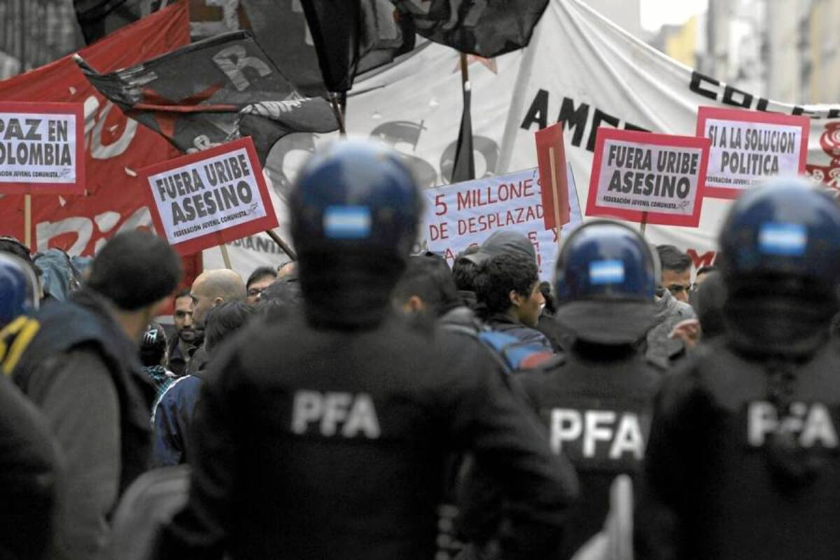 Con las consignas “Paz en Colombia”, “Basta de Terrorismo”, decenas de manifestantes, entre ellos estudiantes colombianos, expresaron su rechazo a la visita de Uribe en Buenos Aires. (Foto: AFP / VANGUARDIA LIBERAL)