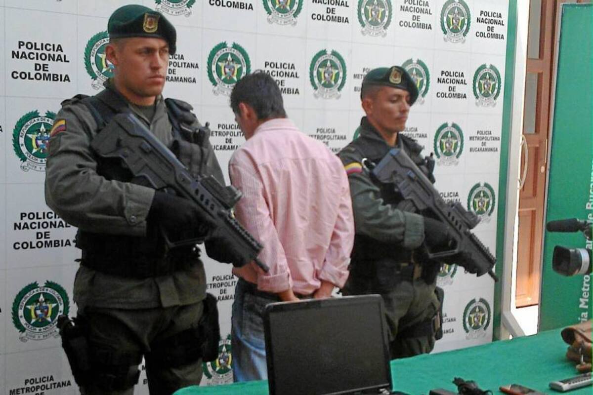 El capturado fue sorprendido en poder de un computador portátil, el frontal de un equipo de sonido y un celular que había hurtado de una camioneta. (Foto: Suministrada/VANGUARDIA LIBERAL)