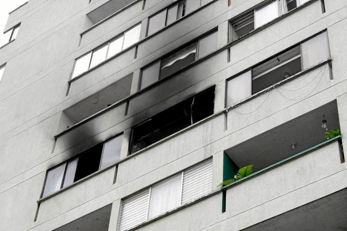 El incendio se generó en un apartamento ubicado en el piso séptimo del edificio Fabuis. Según los vecinos, el humo alcanzó a extenderse cuatro pisos arriba. (Foto: Suministrada/VANGUARDIA LIBERAL)