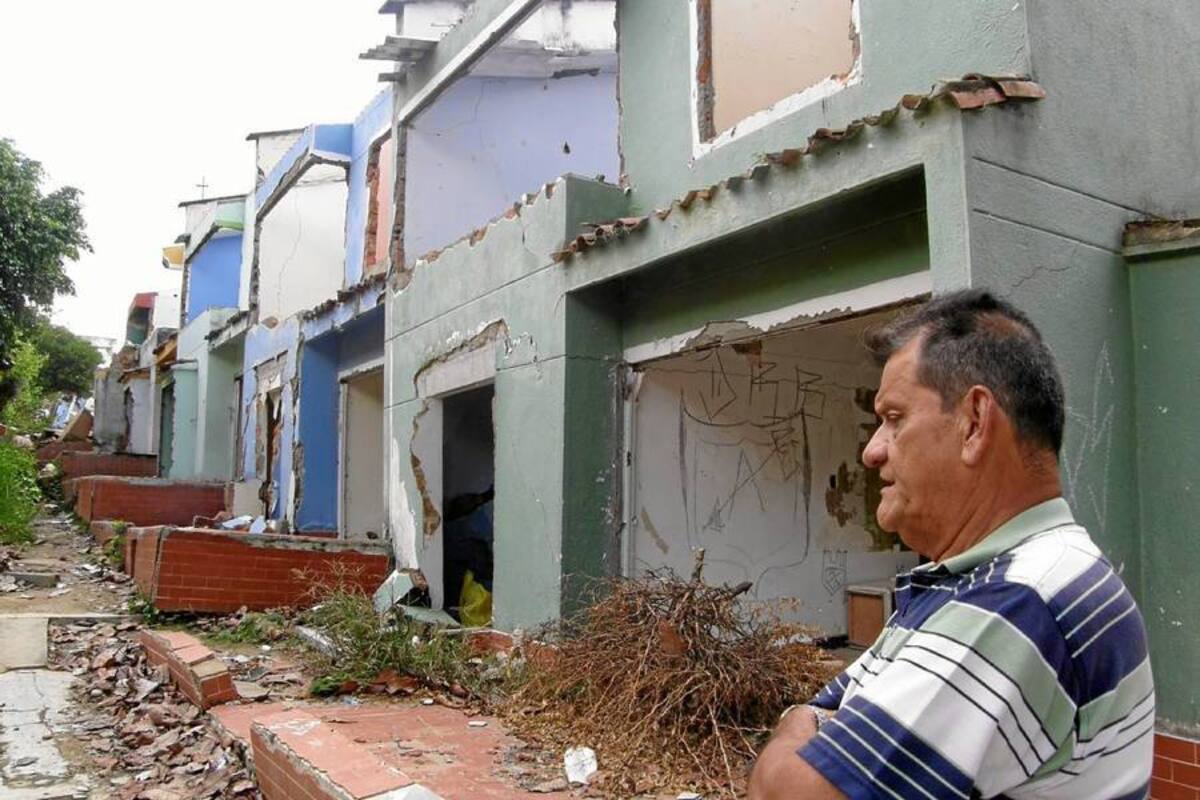 Gilberto Gil Durán, damnificado de San Cristóbal, en el lugar de la tragedia que dejó a 12 familias sin casa. (Foto: Sully Catherine Santos H./VANGUARDIA LIBERAL)
