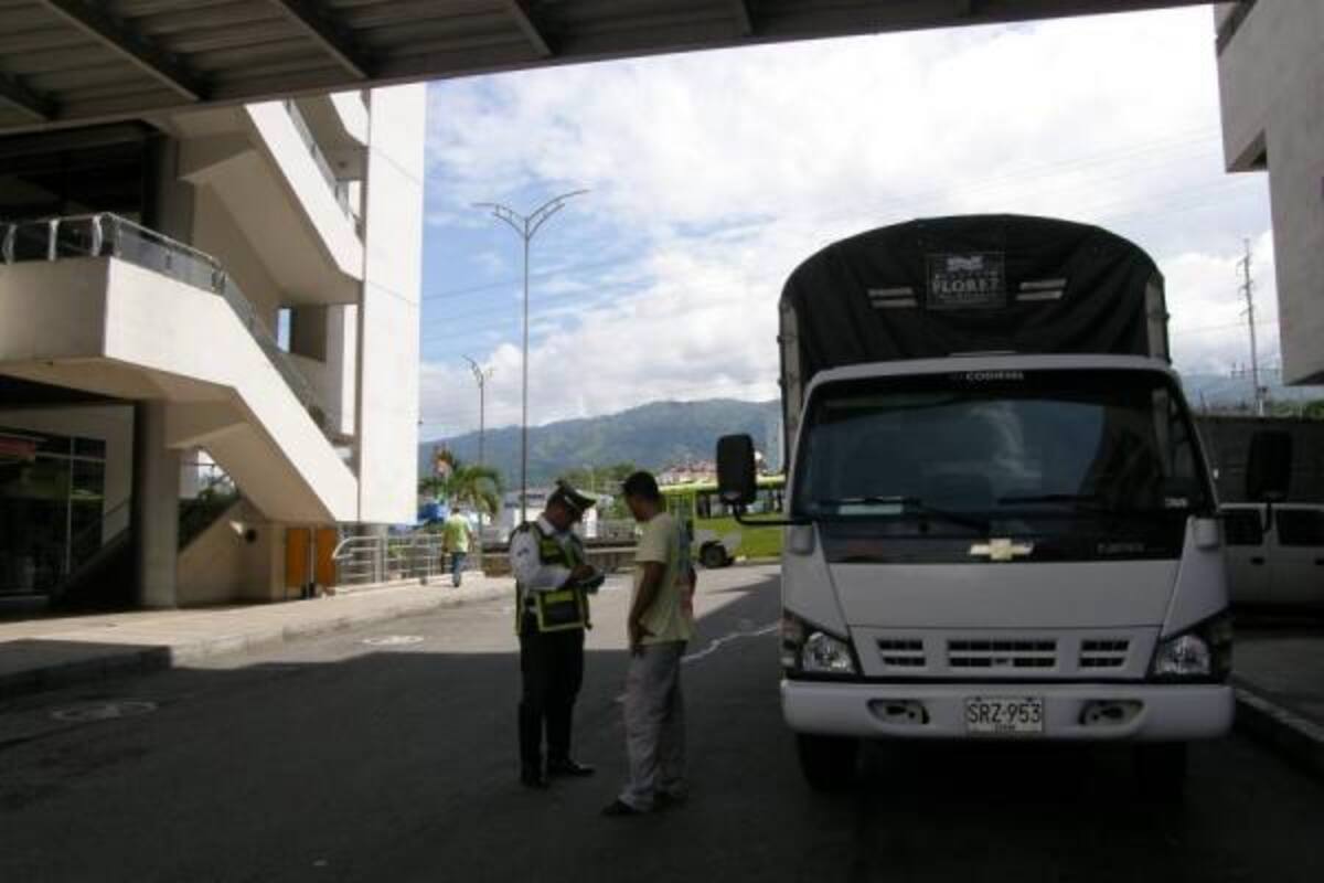 La costumbre de los conductores es permanecer en los vehículos para evitar multas de los agentes o subirse a los andenes.(Foto: Sully Catherine Santos H./VANGUARDIA LIBERAL)