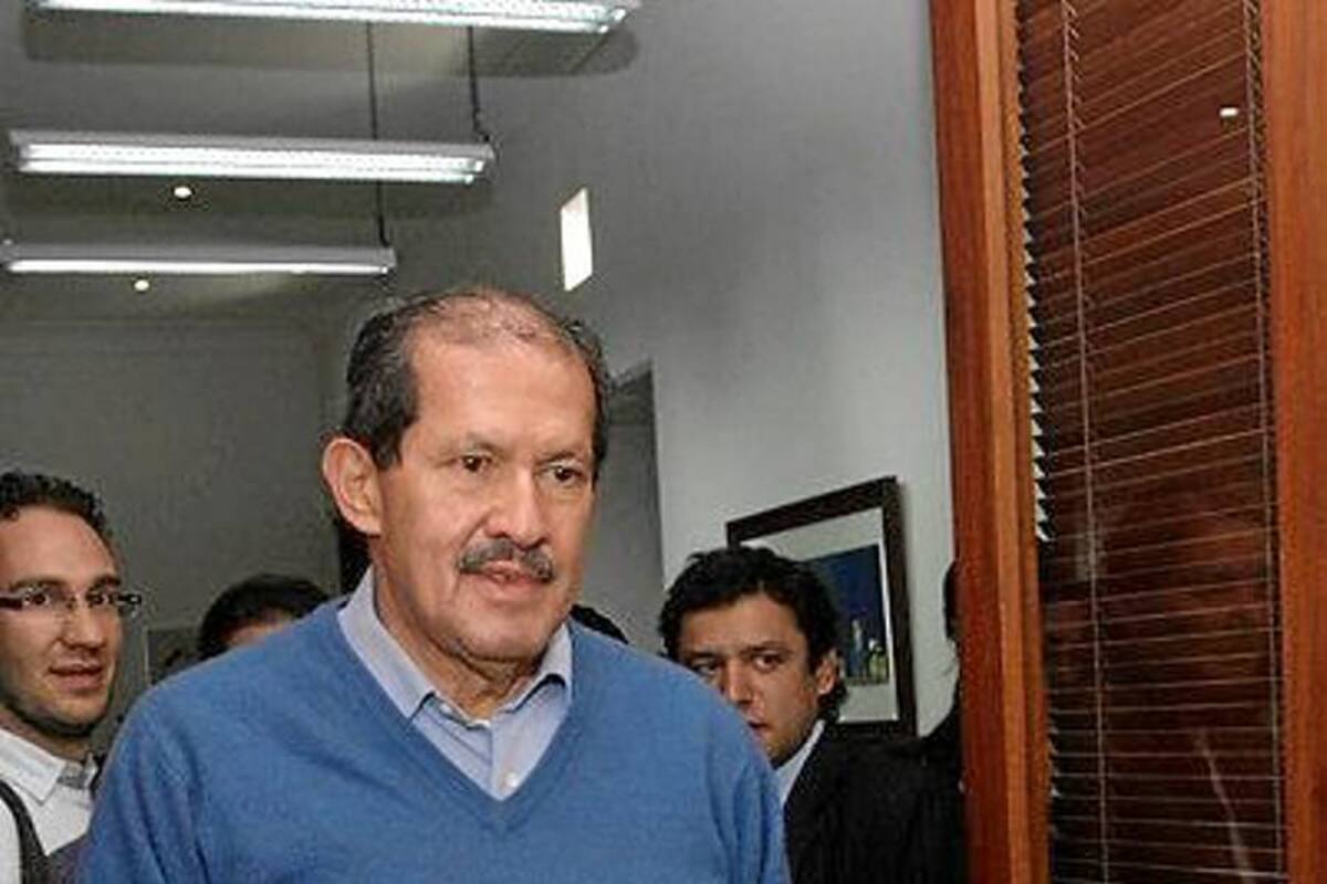 Angelino Garzón en rueda de prensa aseguró que aun no toma la decisión de renunciar. (Foto: Colprensa / VANGUARDIA LIBERAL)