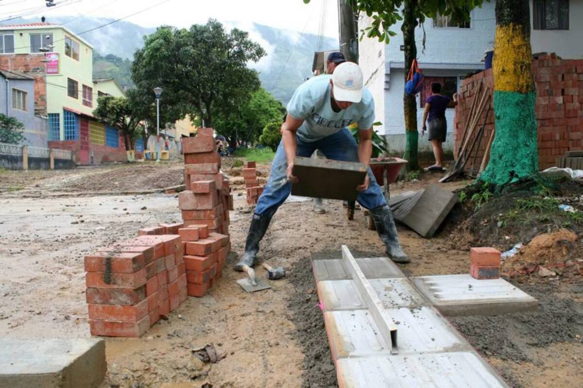 Con la postura de adoquines y tablones, así como otros aspectos de ornato y espacio público el Municipio, por medio de Planeación, adelanta la construcción de un parque moderno para el barrio San Cristóbal II etapa. (Foto: Mauricio Betancourt/ VANGUARDIA LIBERAL)