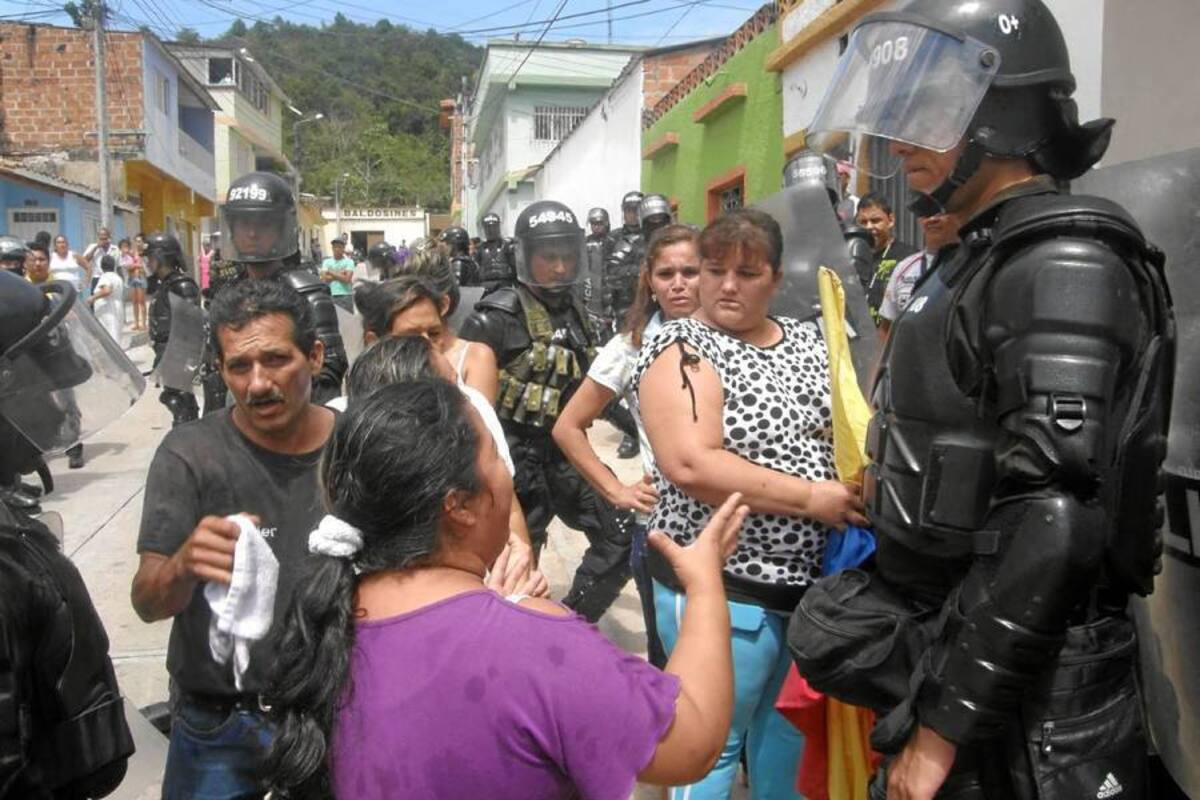 El drama de varias familias y el llanto de menores de edad conmocionó ayer a la comunidad del barrio La Feria tras una diligencia de desalojó requerida por un juez del Juzgado Séptimo del Circuito de Bucaramanga. (Foto: Édgar Omar Bustos A./ VANGUARDIA LIBERAL )