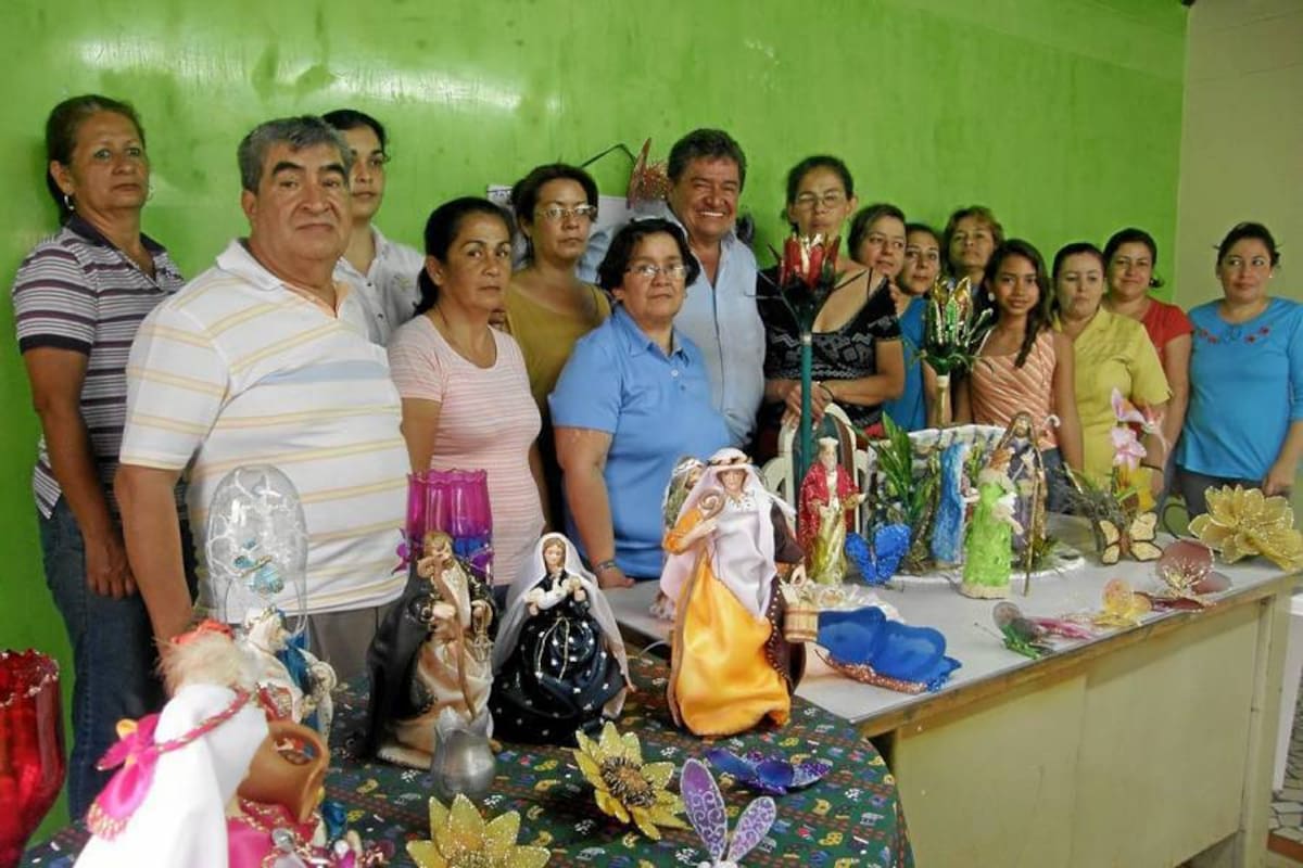 El Sena, en convenio con la Alcaldía, adelanta un programa de capacitación a las personas interesadas en aprender manualidades y usarlas como mecanismo de ayuda económica para sus hogares. (Foto: Édgar Omar Bustos A./ VANGUARDIA LIBERAL )