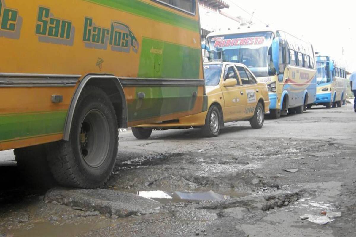 La comunidad de la carrera 9 con calle 10 y 11 solicita del Municipio iniciar un plan de atención para el sector, ante el mal estado de la vía, la cual se ha convertido en un sitio de alto riesgo por su constante hundimiento. (Foto: Archivo/ VANGUARDIA LIBERAL)