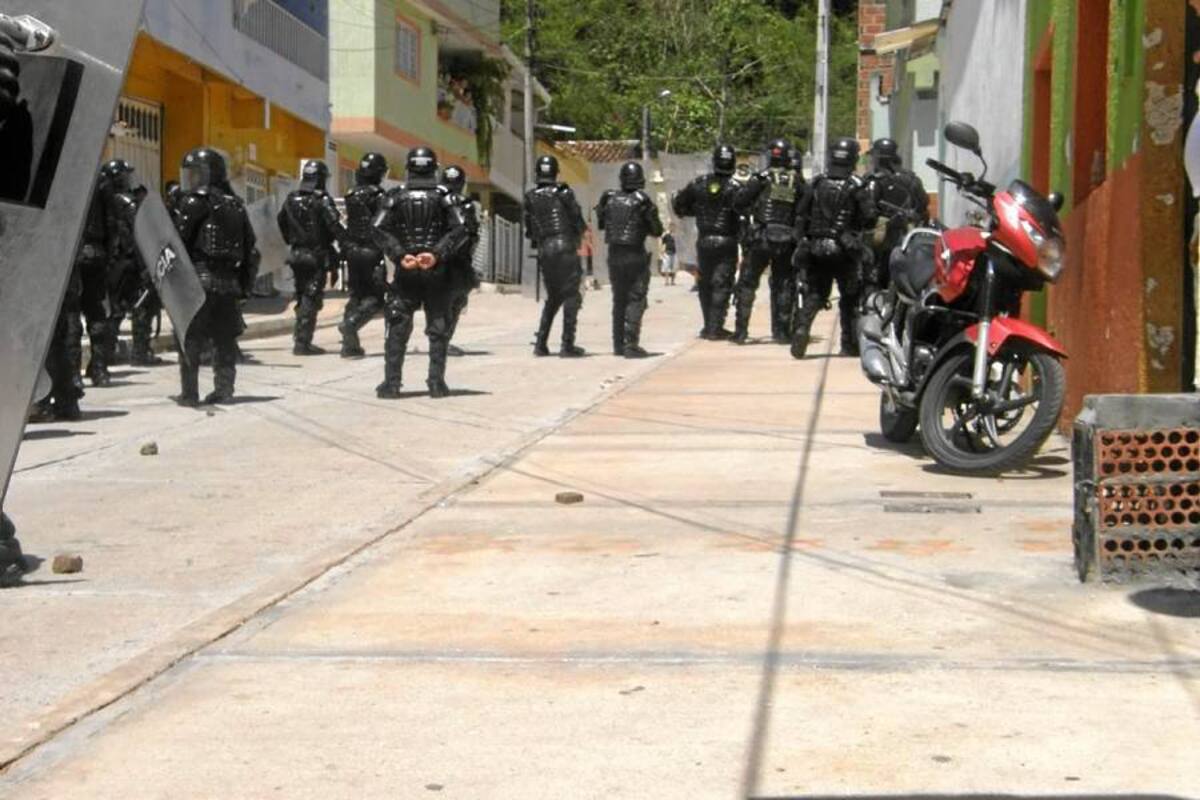 La indignación por sacar a un anciano, cuatro niños y un adolescente y una pareja a la calle con sus enceres generó una turba entre los habitantes quienes se enfrentaron a piedra con los agentes del Esmad. (Foto: Édgar Omar Bustos A./ VANGUARDIA LIBERAL )