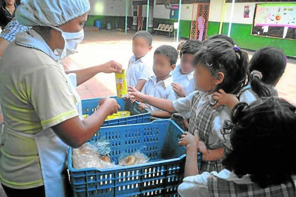 Esta no es la primera vez que se cuestiona el proceso de adjudicación del contrato para la entrega de refrigerios escolares en las insituciones educativas oficiales de Bucaramanga. Transparencia por Santander lanzó, a mediados de 2012, las mismas advertencias cuando se adelantaba la licitación pasada. (Foto: Archivo/VANGUARDIA LIBERAL)