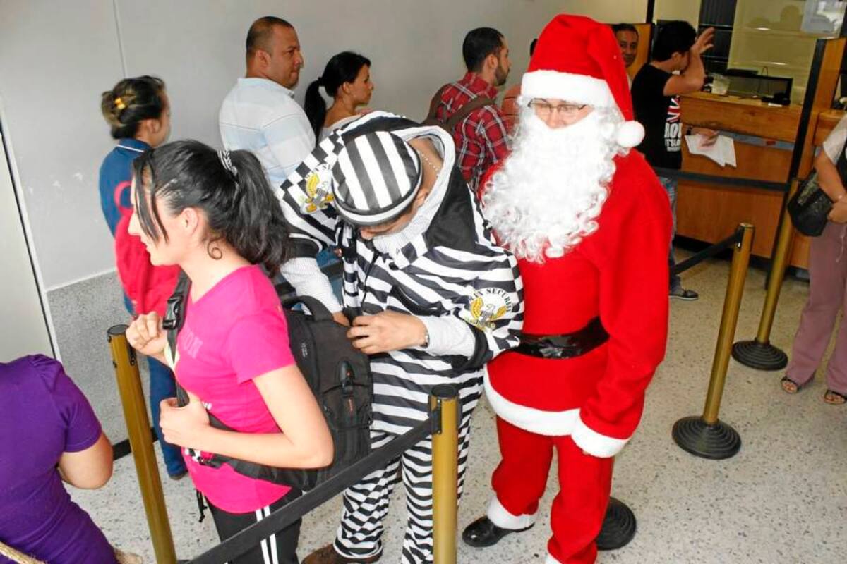 Las estadísticas nos demuestran que en la temporada de Navidad se incrementan considerablemente las acciones delictivas a clientes y usuarios del sector bancario. Por tal motivo, agentes de la Policía Metropolitana, con pequeñas comparsas, alertan a los bumangueses sobre la importancia de tomar todas las precauciones del caso para no caer presa de los hampones. (Foto: Javier Gutiérrez / VANGUARDIA LIBERAL)