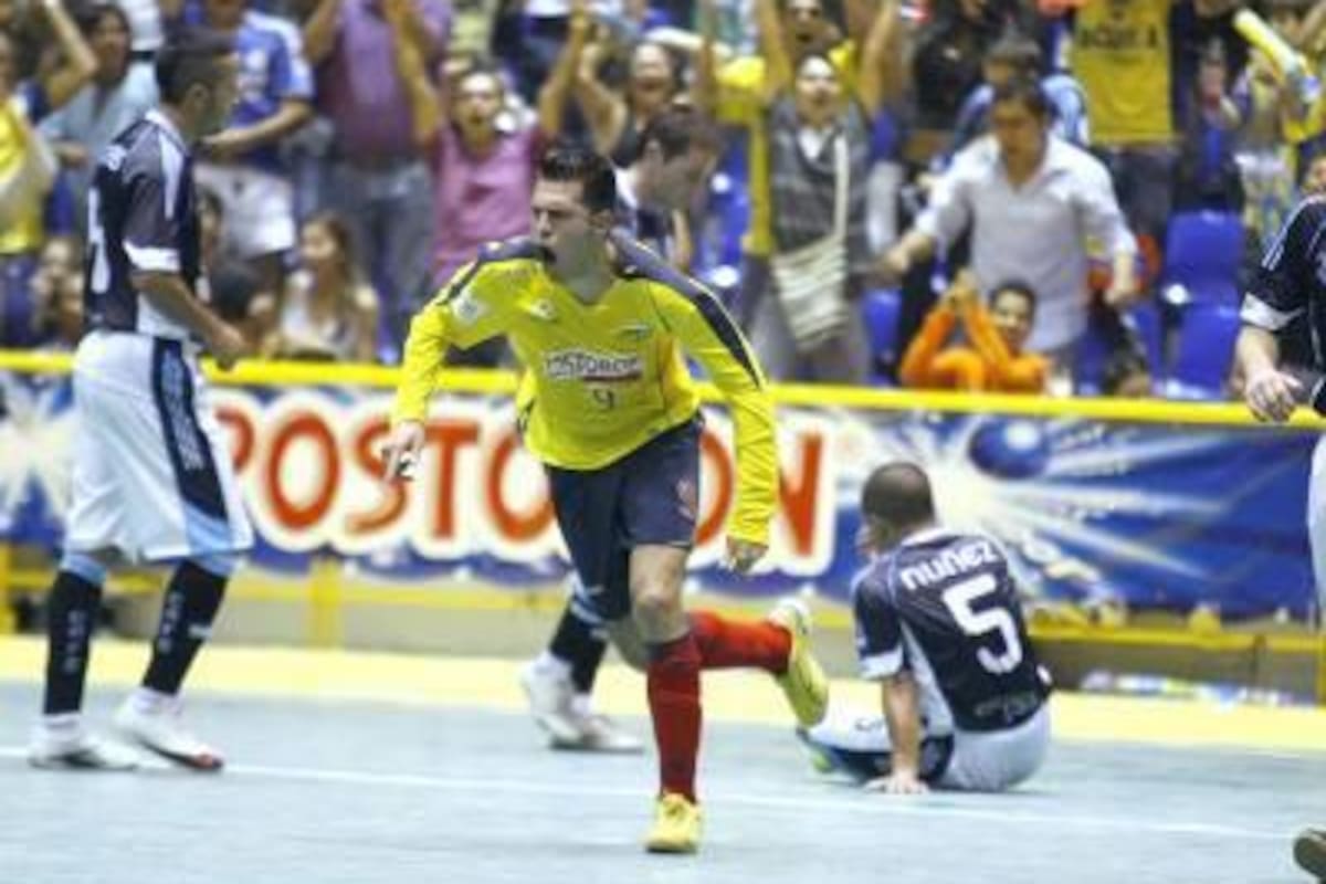 El gran referente de la selección Colombia, John Jairo Pinilla, fue el encargado de abrir el camino de la victoria del combinado patrio ante su similar de Argentina. El bogotano definió de gran manera tras una jugada colectiva, que celebró con emoción ante el desconsuelo de los argentinos Óscar Aníbal Núñez y Cristian Banegas. El quinteto nacional derrotó 3 - 2 a la albiceleste y se clasificó para disputar la final del X Campeonato Mundial de Fútbol de Salón.(Foto: César Flórez / VANGUARDIA LIBERAL)