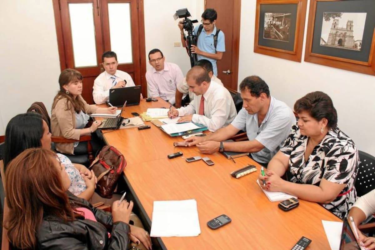 El primero a la izquierda, Edwin Ballesteros, Delegado del gobernador Richard Aguilar Villa, y quien presidió la reunión extraordinaria del Consejo Directivo de la CAS, y el tercero, Edwin Ávila Ramos, designado como director encargado. (Foto: Suministrada /VANGUARDIA LIBERAL)