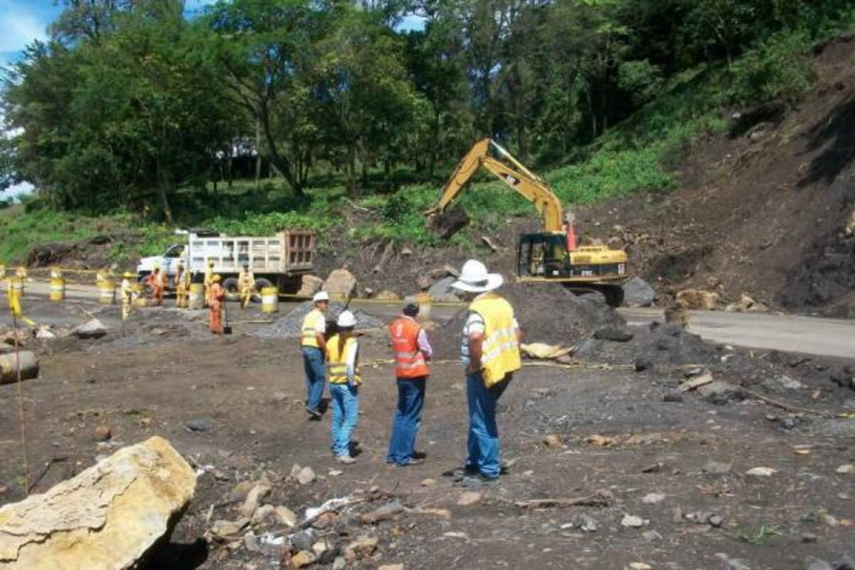 Ante el riesgo de una caída inminente de estas rocas se hace necesario su retiro inmediato, para el cual se cuenta con el acompañamiento de la Policía de Tránsito. (Foto: Nancy Gómez /VANGUARDIA LIBERAL)