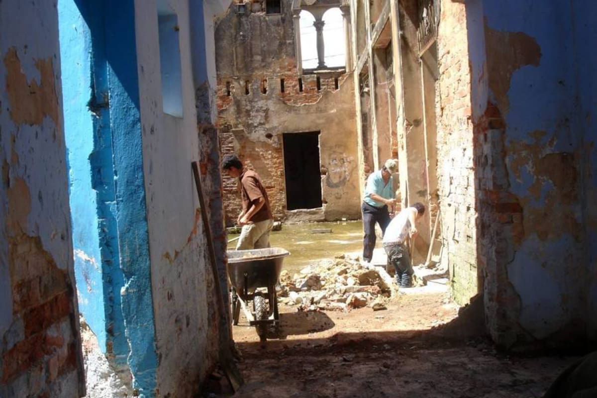 Obreros trabajan en la estructura interna del antiguo ferrocarril para dar paso a oficinas del Centro de Acopio o Terminal de Transportes de Barbosa. (Foto: Nancy Acuña Rodríguez / VANGUARDIA LIBERAL)