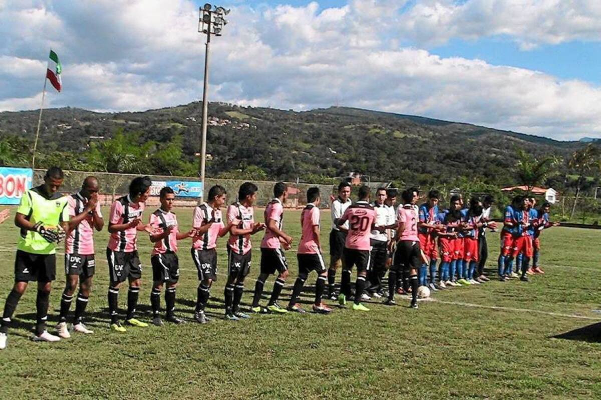 Estos son los integrantes de los equipos La Bombonera F.C. de Barbosa y Delfines de Rionegro, que se enfrentaron el domingo pasado en la villa olímpica, donde se alzó ganador el equipo local 2 a 0. (Foto: Luis Fernando Martínez Vargas /VANGUARDIA LIBERAL)