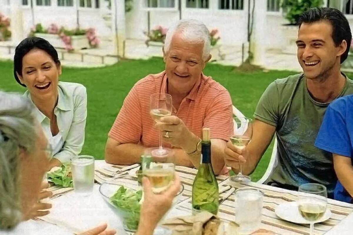 La familia de un paciente que padece Parkinson se puede sentir abrumada por sus reacciones ante el tratamiento y por los cambios que la enfermedad conlleva en las actividades cotidianas de una persona. La clave es que los parientes sean positivos y firmes a la hora de seguir el tratamiento, así como adaptarse a la nueva situación. (Foto: Tomada de Internet / VANGUARDIA LIBERAL)