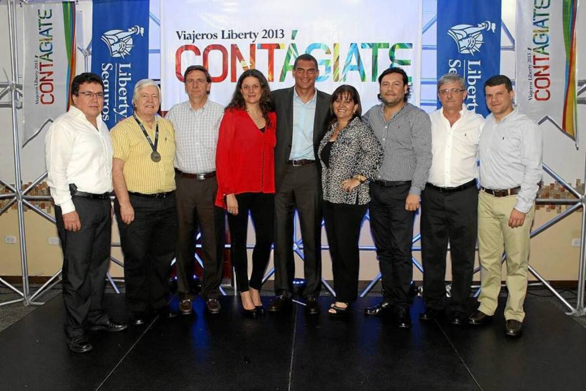 Carlos Augusto Rodríguez, gerente Barrancabermeja de Liberty Seguros; Carlos Sierra, gerente regional Liberty Seguros Bucaramanga; Mauricio García, presidente Liberty Seguros; Sandra Escobar, vicepresidente Liberty Seguros; Faryd Camilo Mondragón, Dora Inés Londoño, Aldemar Zuluaga, Sergio González y Luis José Delgado. (Foto: Mauricio Betancourt / VANGUARDIA)