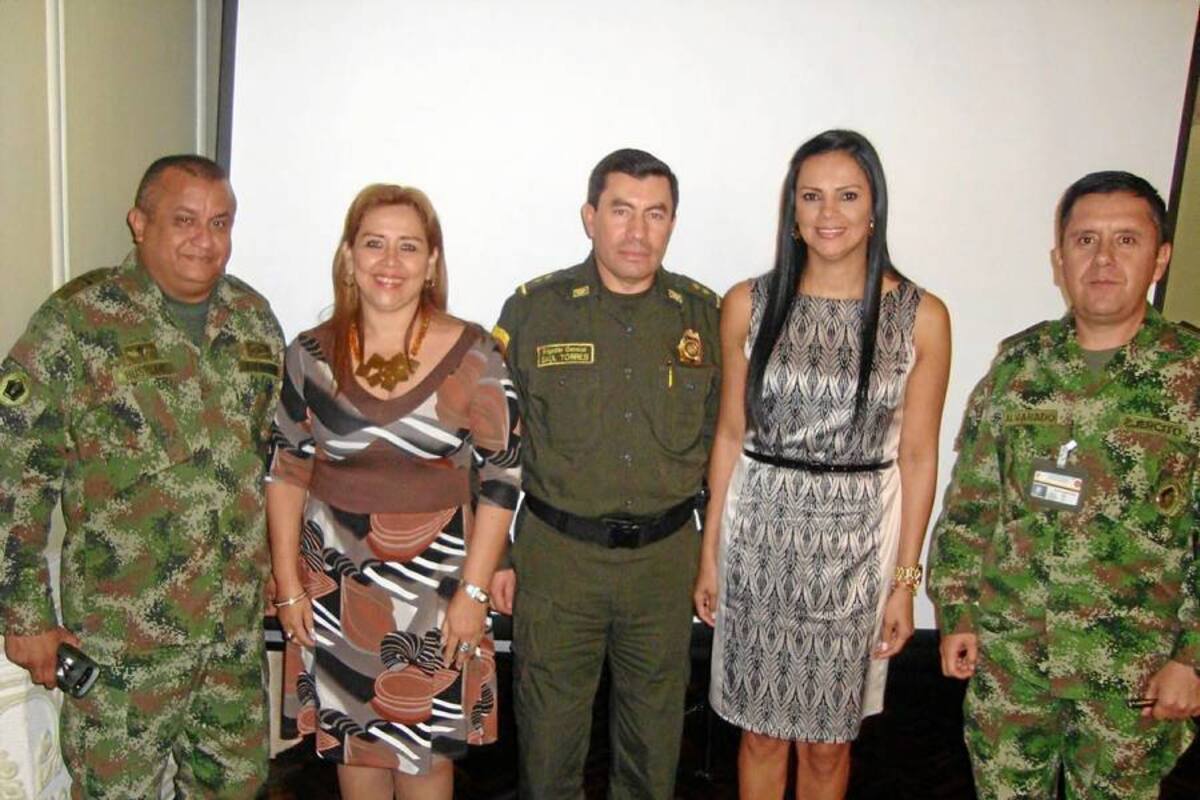 Coronel Octaviano Bustillo Barraza, Comandante Quinta Brigada; Martha Ruth Velásquez Quintero, presidenta de la Junta Directiva de la Asociación Frente de Seguridad Empresarial de Santander; Brigadier General Saúl Torres Mojica, Comandante Policía Metropolitana de Bucaramanga; Blanca Liliana Pérez Duarte, directora ejecutiva de la Asociación Frente de Seguridad Empresarial de Santander; y Coronel Héctor Javier Alvarado, Jefe de Estado Mayor Segunda División. (Foto: Suministrada/VANGUARDIA LIBERAL)