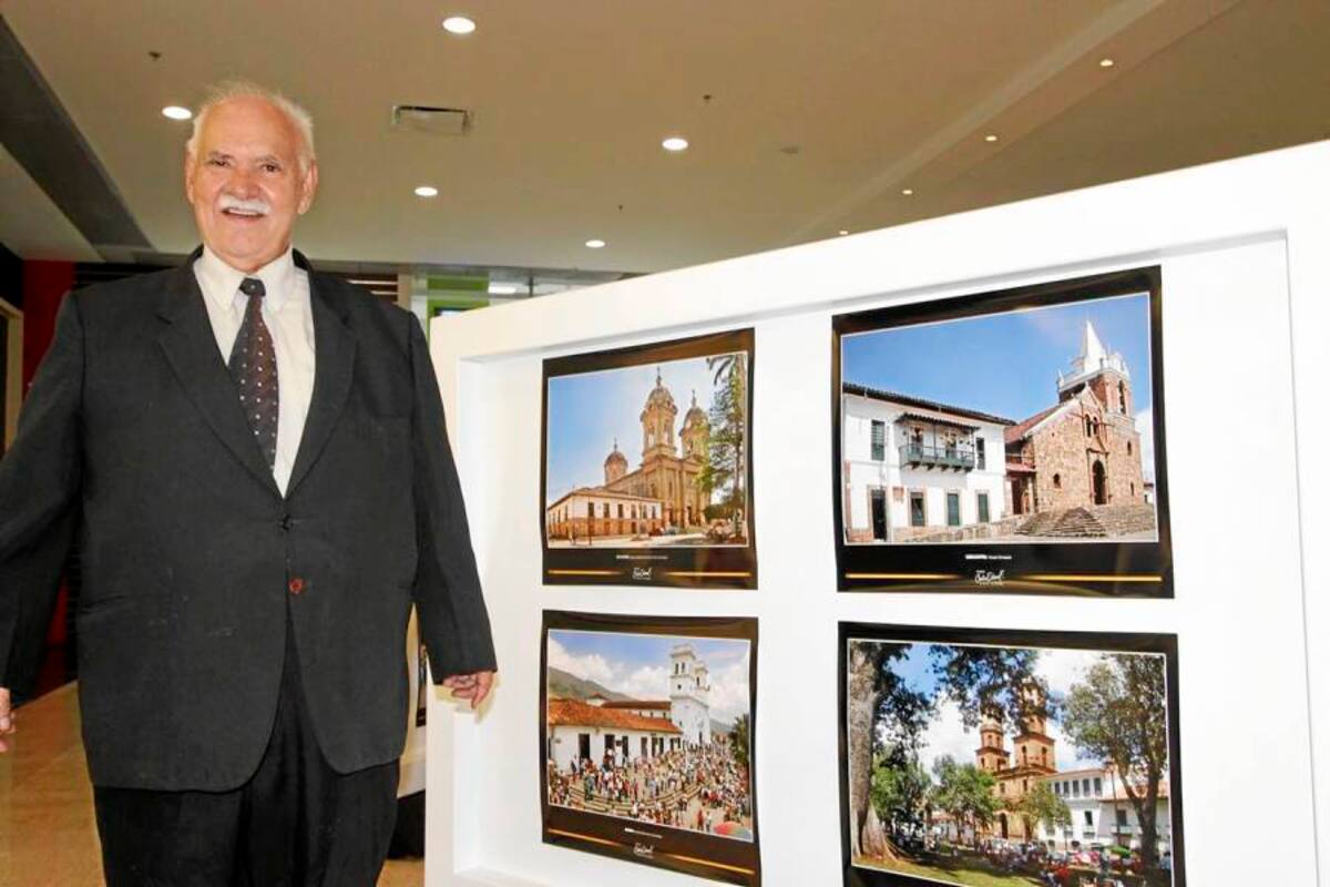 Maestro Carlos Eslava junto a su obra fotográfica. (Foto: Nelson Díaz/VANGUARDIA LIBERAL)