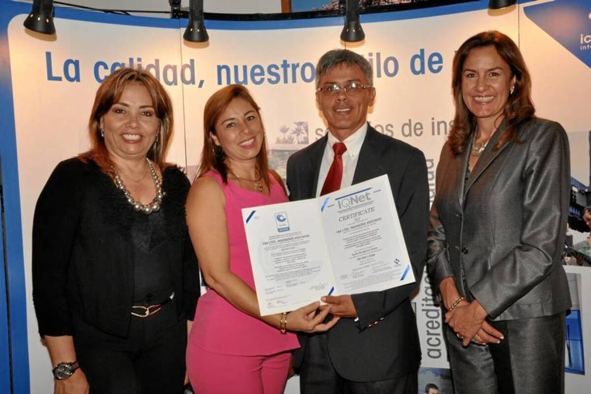 Gloria Estela Sarmiento Gaona, directora regional Oriente Icontec; Martha Cecilia Romero Aguilar, Sub gerente CYA LTDA; Ricardo Bohórquez Bohórquez, gerente CYA LTDA; y María Zulema Vélez, directora regional Oriente Icontec. (Foto: Suministrada/VANGUARDIA LIBERAL)