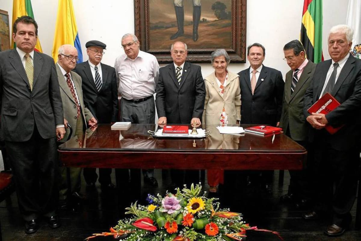Carlos Mauricio Serrano, Alfonso Gómez Gómez, Antonio Beltrán, Eduardo Pilonieta Pinilla, Miguel José Pinilla Gutiérrez, Mercedes Pallares de Valbuena, Rafael Serrano Prada, Gonzalo Afanador Afanador y Sergio Rangel Consuegra. (Foto: Foto: Mauricio Betancourt / VANGUARDIA LIBERAL)