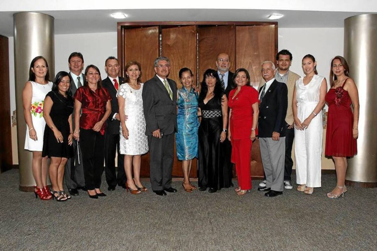 Leonilde Martínez, Ángela Patricia Torres, Jorge Iván Ocampo, Marisol González, Alejandro Ruiz, Marlene Niño, Eduardo Oviedo, Fanny de Oviedo, Arled Serrano, Fernando Mantilla, Aide González, Cristian Ballesteros, Fernando Cano, Natalia Alejandra Ruiz y Martha Rúgeles. (Foto: Mauricio Betancourt / VANGUARDIA)