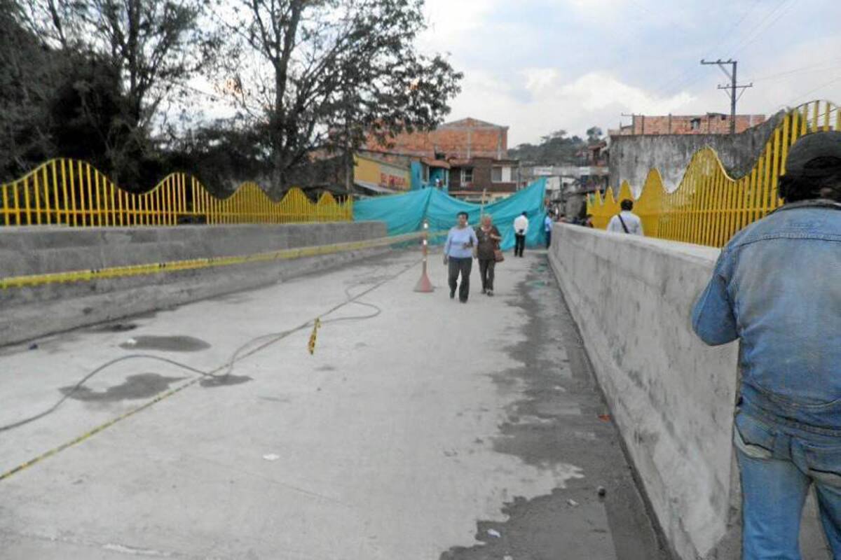 Ya se habilitó el paso del puente peatonal en La Aurora, los habitantes del sector complacidos con la obra esperan que se finalice la obra con la aplicación de la capa asfáltica. (Foto: Suministrada/VANGUARDIA LIBERAL)