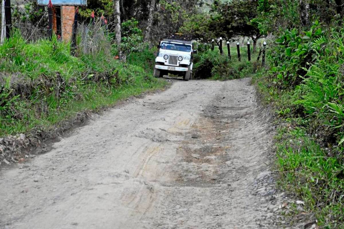 Profundos camellones y huecos se encuentran a lado y lado de la vía interveredal en el sector La Revuelta, Comunidad El Camino, Villapinzón, Pozo Negro, que requiere un urgente mantenimiento. (Foto: Luis Fernando Martínez Vargas. /VANGUARDIA LIBERAL)
