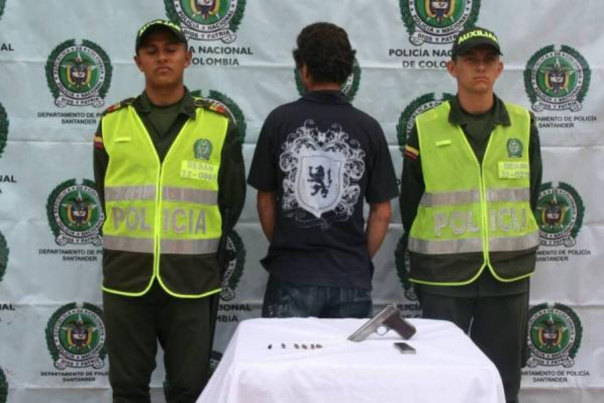 Fue capturado un hombre a quien se le halló una Pistola, sin permiso para porte.(Foto: Suministrada /VANGUARDIA LIBERAL)
