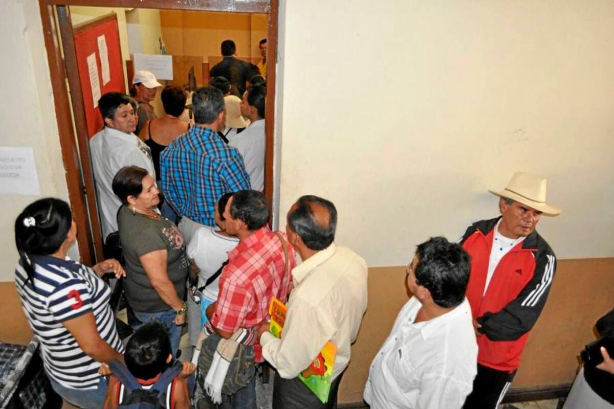 Ciudadanos hacen cola para pagar impuestos a tiempo (Foto: Luis Fernando Martínez V. /VANGUARDIA LIBERAL)
