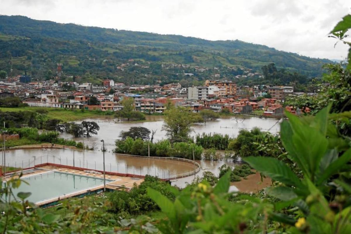 Aspectos de los estragos que dejó el desbordamiento del Río Moniquirá en siete barrios de esta localidad. (Foto: Luis Fernando Martínez Vargas. /VANGUARDIA LIBERAL)