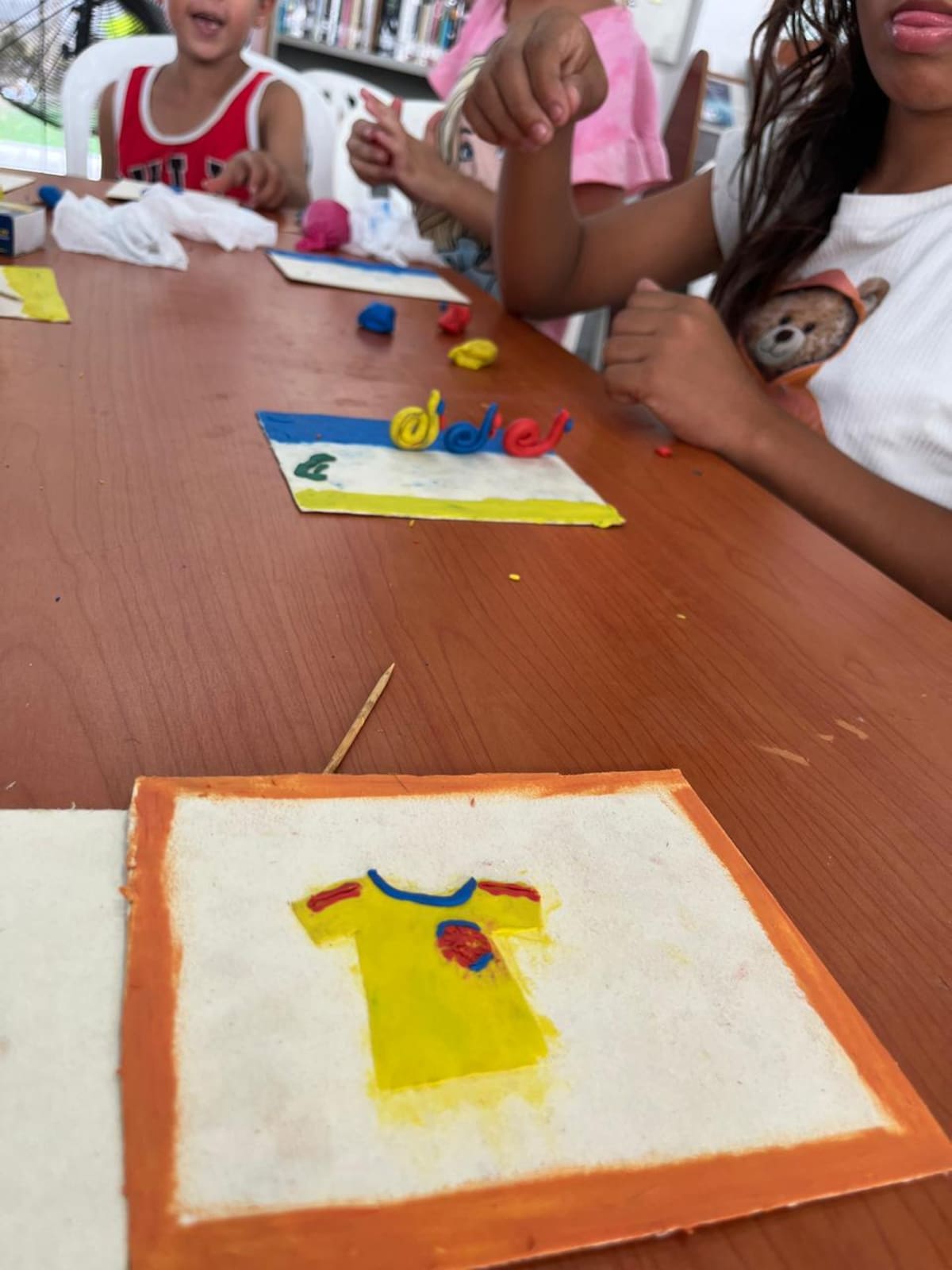250 niños del norte de Bucaramanga vivieron una semana de cuentos, arte y creatividad durante el receso escolar. Foto suministrada/VANGUARDIA