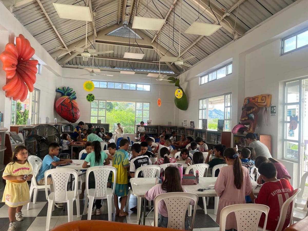 250 niños del norte de Bucaramanga vivieron una semana de cuentos, arte y creatividad durante el receso escolar. Foto suministrada/VANGUARDIA