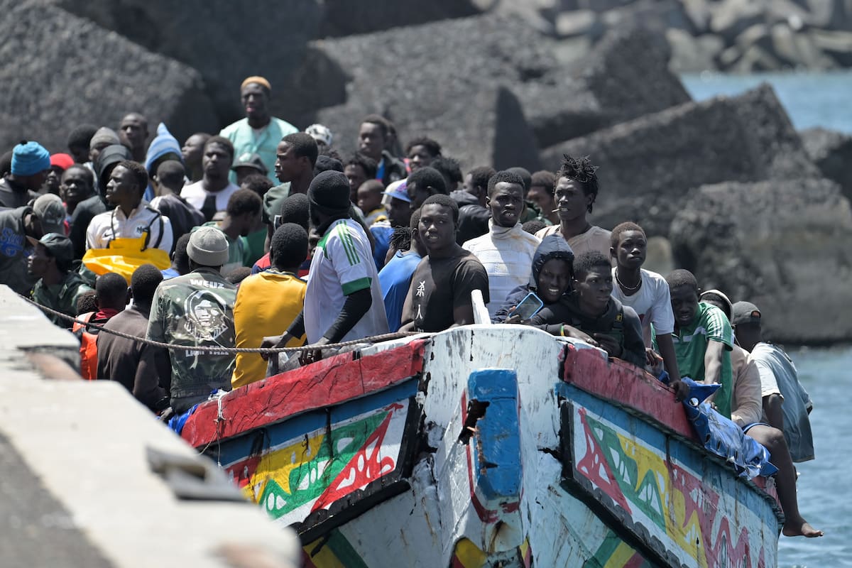 EL PINAR (EL HIERRO), 28/08/2024.- Imagen de los 254 inmigrantes rescatados a medio día de hoy, por la embarcación de la Guardia Civil Río Guadiato en aguas cercanas a El Hierro, y trasladados al puerto de La Restinga, en el municipio de El Pinar, en la isla de El Hierro, para ser atendidos por los equipos de emergencia. EFE/ Gelmert Finol