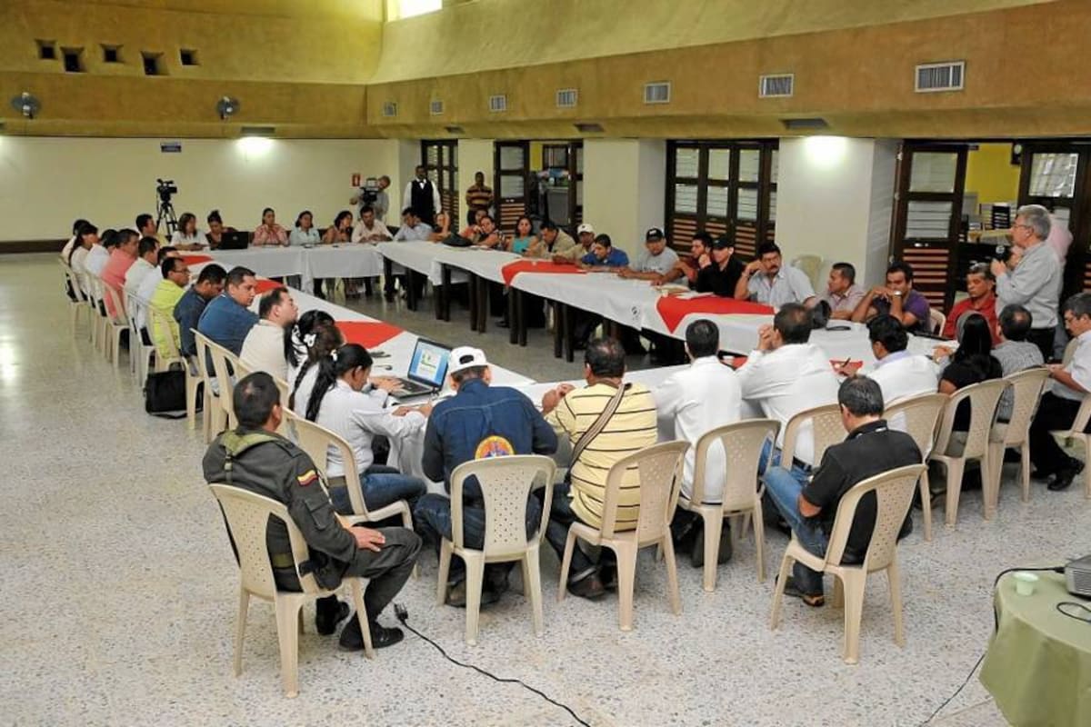Representantes de Ecopetrol y las comunidades se reunieron ayer para instalar las mesas de negociación luego del paro de 11 días en el corregimiento El Centro. (Foto: Suministrada/VANGUARDIA LIBERAL)