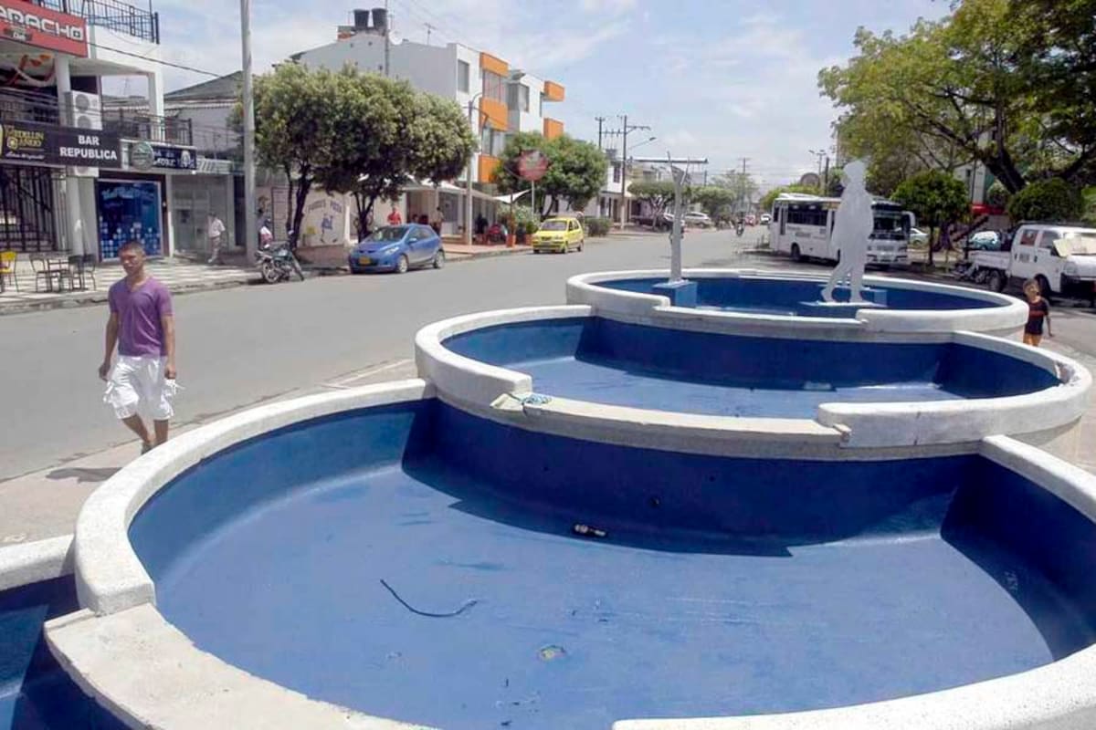 El miércoles de la semana pasada funcionarios oficiales de la Alcaldía de Barrancabermeja realizaron una limpieza general de la fuente, mejorando su aspecto general. Sin embargo, no está cumpliendo con la función para la que fue construida. (Foto: Edgar Pernett/VANGUARDIA LIBERAL)