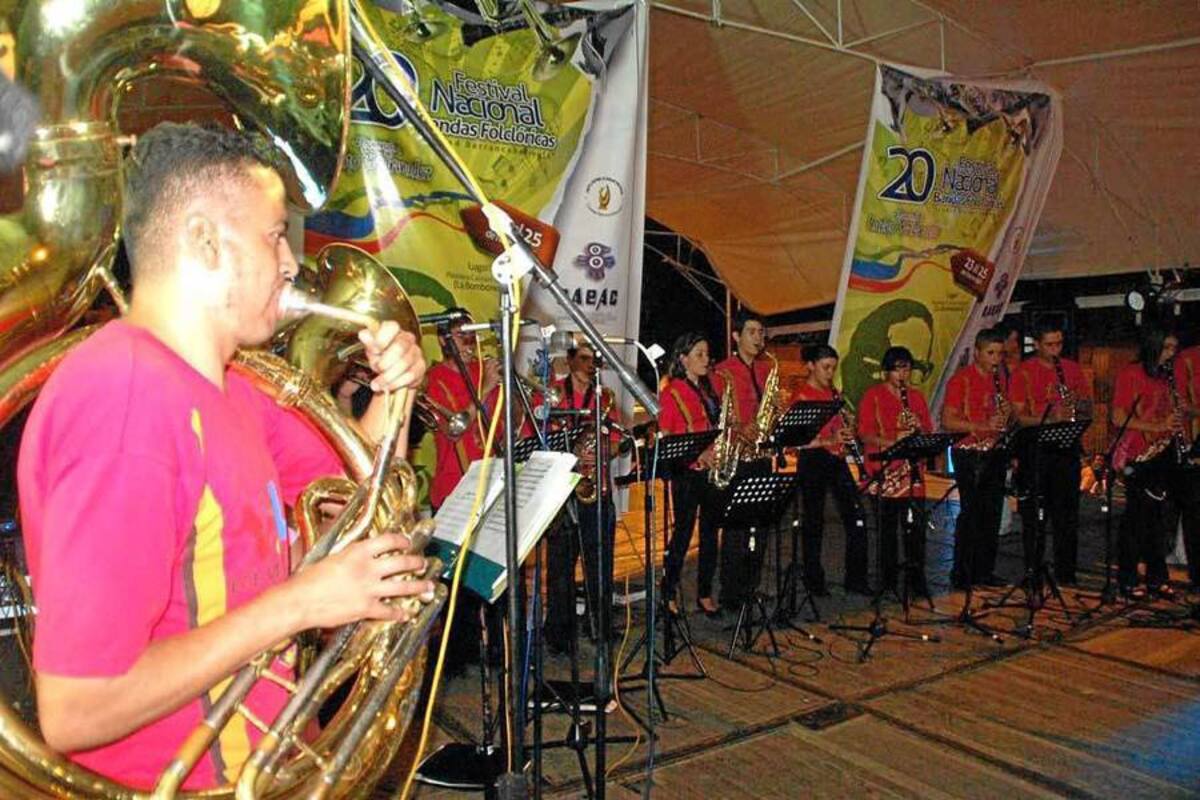 El fandango pasia’o fue el principal elemento con el que ayer las 10 bandas que participan del XX Festival Nacional de Bandas Folclóricas se exhibieron ante los porteños, en un desfile que estuvo acompañado por grupos de baile. (Foto: Édgar Pernett/VANGUARDIA LIBERAL)