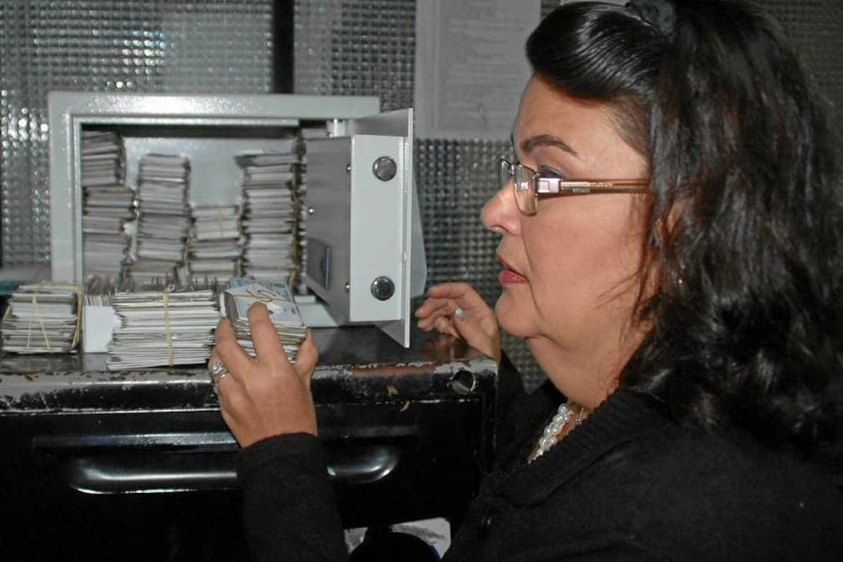 En esta caja fuerte reposan actualmente las 135 licencias de conducción suspendidas por la ITTB, a los conductores que condujeron en estado de embriaguez este 2013. (Foto: Edgar Pernett/VANGUARDIA LIBERAL)