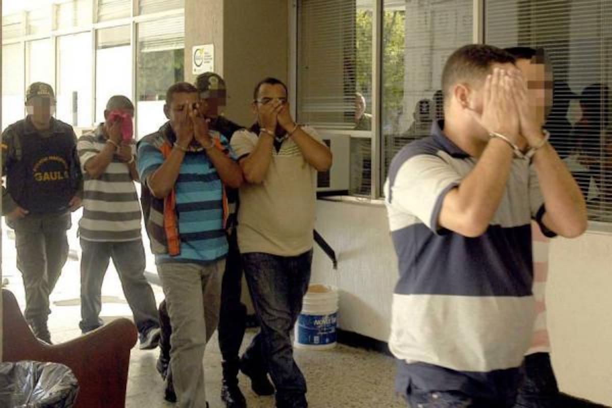 Cuatro personas fueron capturados por intentar hurtar el pasado lunes en la mañana, una entidad bancaria en el Sector Comercial. Los cuatro imputados fueron enviados a prisión.(Foto: Édgar Pernett/VANGUARDIA LIBERAL)