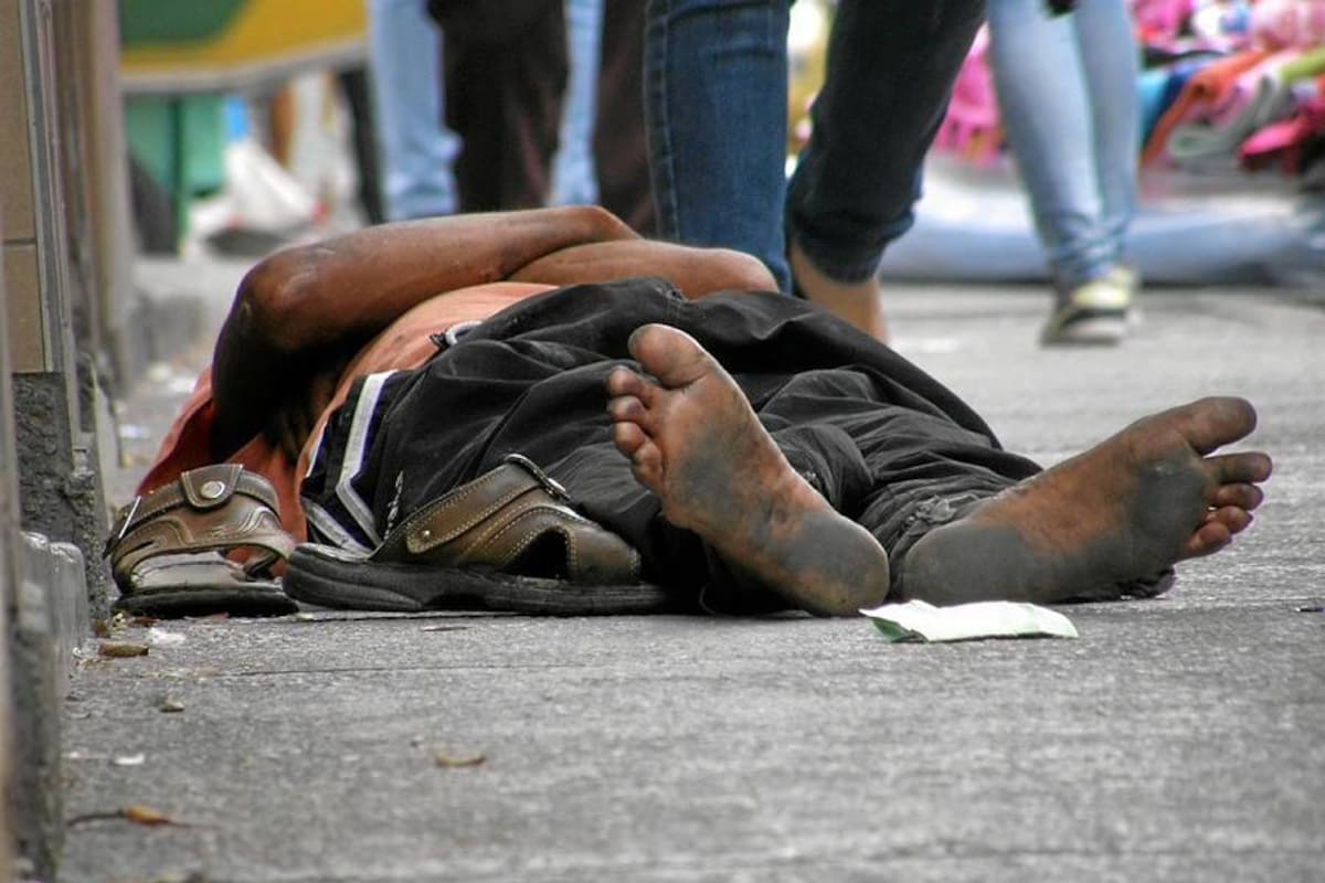Esta vía es un improvisado dormitorio de indigentes y vagos. De acuerdo con la Policía, a lo largo de toda la carrera 15 se refugian 86 habitantes de la calle; y al menos otros 42 tienen a la zona como uno de sus ‘hogares de paso’.