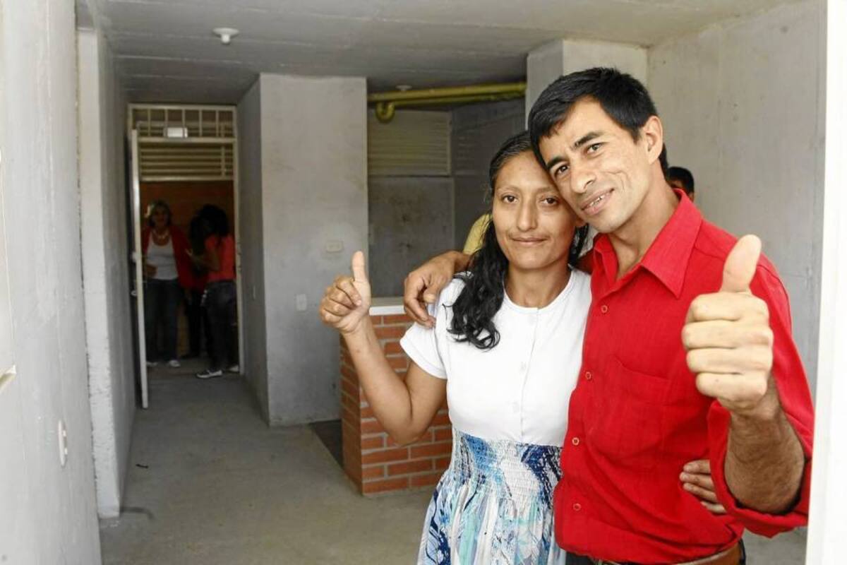 Nelson Enrique Ruiz y Marisela Arias vivirán en el apartamento 404 de la Torre 4 del barrio Altos de Betania. Su nuevo hogar remplazará la vivienda que perdieron, en diciembre de 2010, en el sector del Nogal, tras la fuerte temporada invernal: “Mil gracias por esta gran ayuda, es hermoso nuestro nuevo sitio de residencia; todo se los debemos a los empresarios de Santander, quienes aceptaron la propuesta de Vanguardia Liberal de construir viviendas gratis para los damnificados”. (Foto: Cesar Flórez/VANGUARDIA LIBERAL)