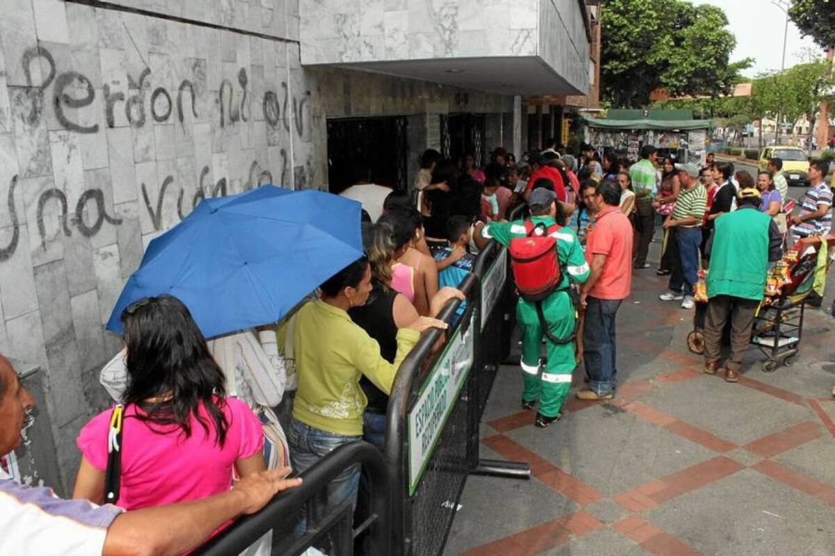 Este es un panorama común frente a las instalaciones del Sisben en Bucaramanga. Con la nueva medida se espera reducir o eliminar por completo estas largas filas. (Foto: Archivo / VANGUARDIA LIBERAL)