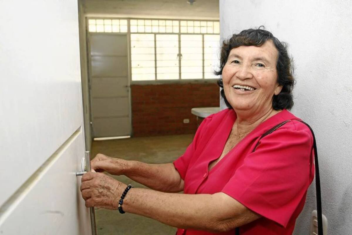 Doña Teresa Mora ya tiene en sus manos la llave que le abre la puerta a su nuevo hogar: un apartamento situado en la torre 4 del naciente barrio Altos de Betania: “Gracias a Dios y a ustedes por obsequiarme un techo digno en donde vivir. Desde hoy mi vida cambió, vuelvo a vivir en paz”. (Foto: César Flórez / VANGUARDIA LIBERAL)