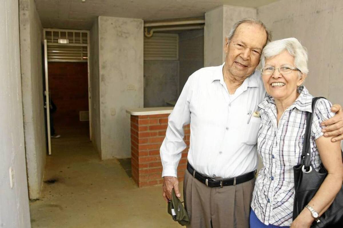 Jorge Granados y Nubia Garzón se vieron muy felices al conocer su nuevo hogar. (Foto: César Flórez / VANGUARDIA LIBERAL)